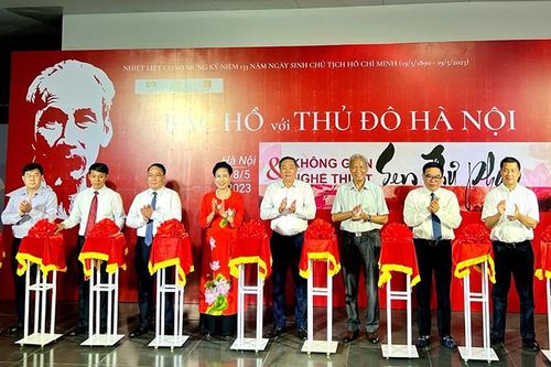 Trưng bày hơn 200 hình ảnh, hiện vật chuyên đề 'Bác Hồ với Thủ đô Hà Nội'