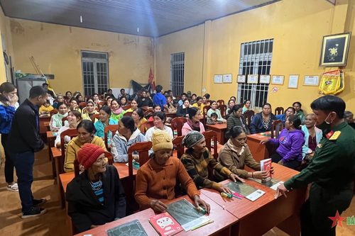 Lớp học xóa mù chữ ở thôn Phi Tô