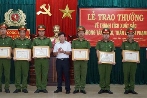 Khen thưởng các tập thể, cá nhân bắt giữ đối tượng cướp giật, trộm cắp tài sản