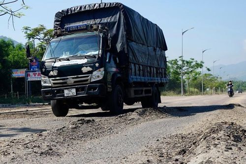 Bình Định 'soi' nguyên nhân tuyến đường 1.600 tỷ đồng càng vá càng nát
