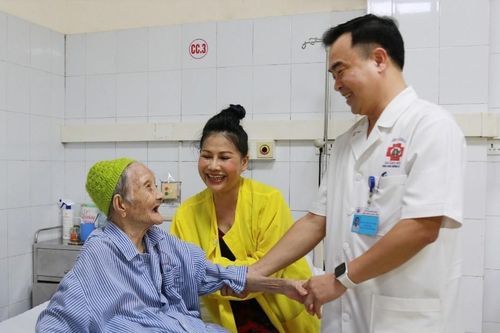 Thay thành công khớp háng nhân tạo cho cụ bà 107 tuổi