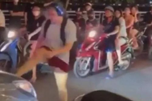Hà Nội: Thực hư vụ cô gái chặn đầu xe ở Hồ Tây
