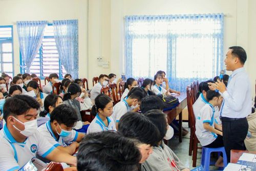 ĐH Quốc tế Miền Đông phổ biến chính sách học bổng tại An Giang