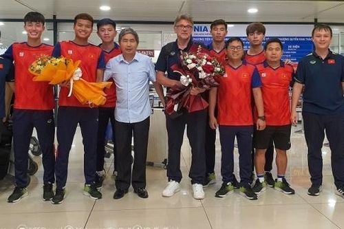 HLV Philippe Troussier động viên các cầu thủ U22 Việt Nam, cùng hướng tới những giải đấu mới