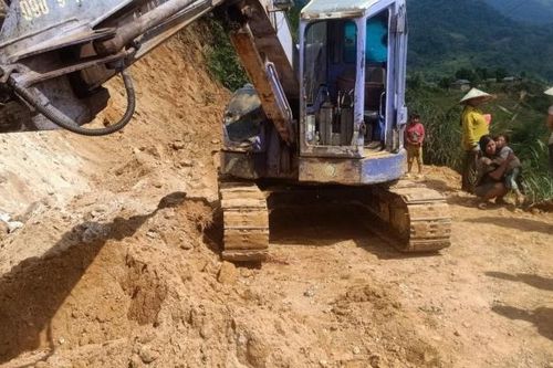 Kon Tum: Tài xế xe múc không quan sát khi thi công đường khiến em nhỏ 8 tuổi tử vong