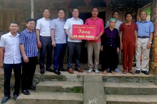 Trao tặng gia đình VĐV Cao Thị Duyên - 'cô gái vàng' môn lặn tại SEA Games 32 số tiền 100 triệu đồng