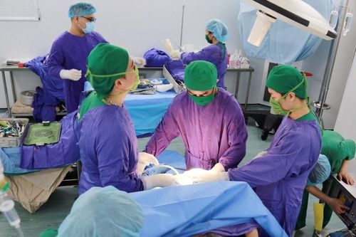 Ngoạn mục ca thay khớp háng nhân tạo cho cụ bà 107 tuổi