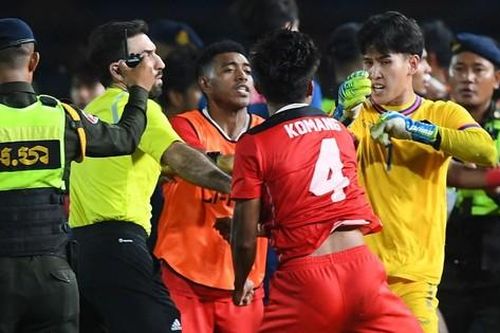 Thủ môn U22 Thái Lan xin lỗi nhưng vẫn đổ tội cho Indonesia