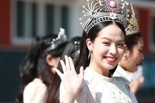 2.000 học sinh bao vây Hoa hậu Thanh Thủy