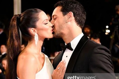 Hoa hậu Hoàn vũ hôn bạn trai đắm đuối trên thảm đỏ Cannes