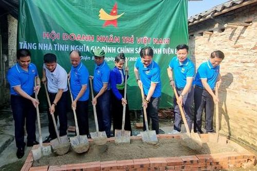 Hội Doanh nhân trẻ Việt Nam trao tặng nhà tình nghĩa cho gia đình chính sách