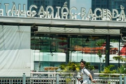 Nắng 'vỡ đầu' ở công viên bến Bạch Đằng