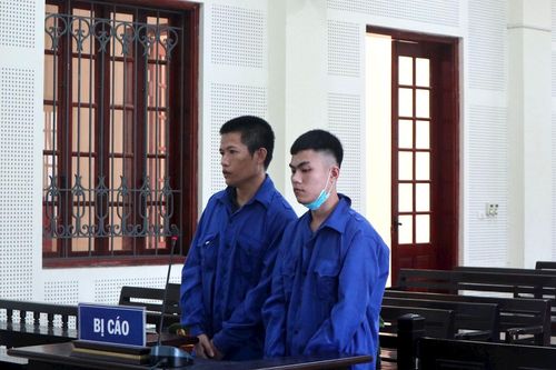 Người cha 'gà trống nuôi con' bất lực nhìn con vào tù
