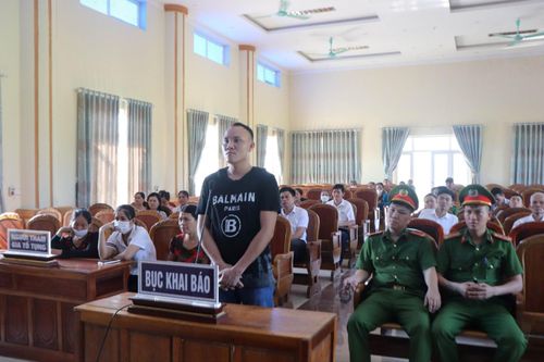 Đột nhập vào nhà hàng xóm trộm cắp tài sản