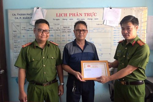 Tặng thư khen cho người dân trả lại đồ nhặt được cho người đánh rơi