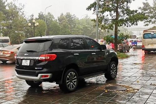 Điều khiển ô tô, xe máy đi trên vỉa hè bị phạt nặng thế nào?