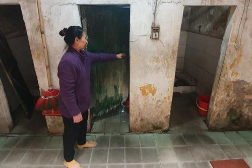 Thiếu nhà vệ sinh công cộng, nhiều nơi thành 'điểm đen' phóng uế
