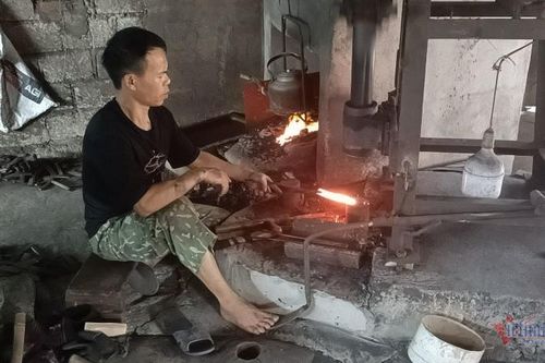 Mưu sinh bên bể than rực lửa ngày nắng nóng 40 độ C