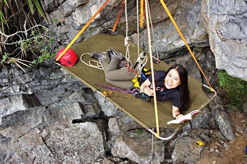 Cô gái Hà Nội đu dây dựng lều, ngủ 'lơ lửng' trên vách đá ở Lạng Sơn