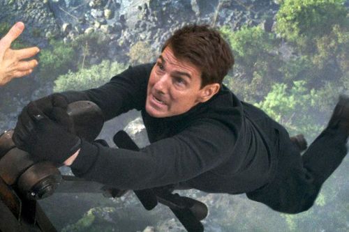 Tom Cruise phi mô tô lao thẳng xuống vực, treo người lơ lửng giữa vách đá