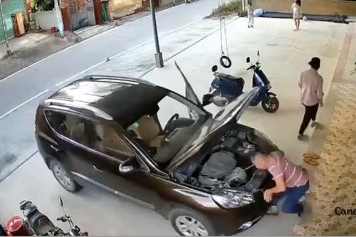 Hãi hùng ô tô SUV đang đỗ bỗng tự lăn bánh đâm trực diện chủ xe, lỗi do đâu?