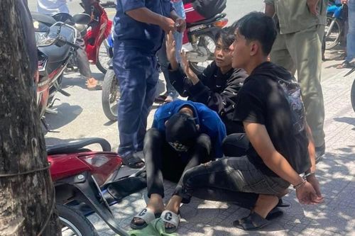 Cảnh sát khống chế 8 thanh niên mang hung khí đi giải quyết mâu thuẫn