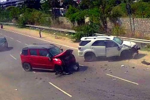 Tài xế ô tô rẽ ngược chiều ở tốc độ cao đâm trực diện Toyota Fortuner