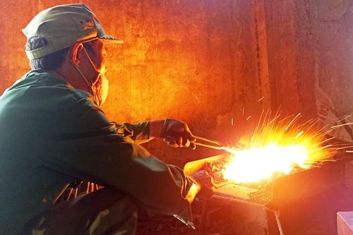 Làm việc bên lò rèn nghìn độ C giữa nắng nóng đổ lửa
