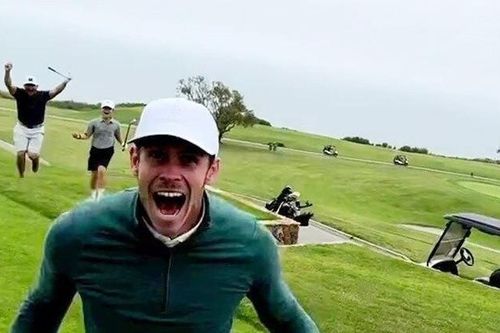 Gareth Bale sướng tột đỉnh với cú 'Hole in one' để đời trên sân golf