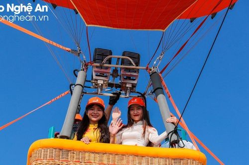 Khai mạc Festival Khinh khí cầu Fly up Việt Nam – Cửa Lò 2023