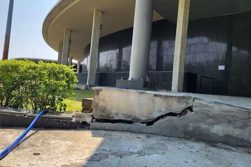Trung tâm khoa học 200 tỷ đồng vừa hoạt động đã bị sụt lún