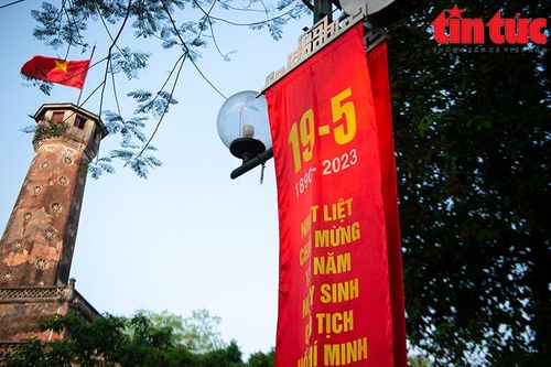 Phố phường Thủ đô rực rỡ sắc cờ đón chào kỷ niệm 133 năm ngày sinh Chủ tịch Hồ Chí Minh