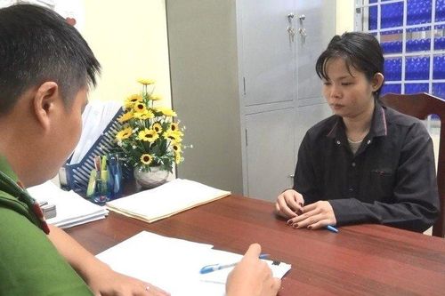 Tạm giữ người mẹ trẻ say rượu đánh con trai 13 tháng tuổi tử vong