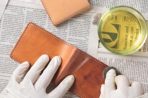 Bạn đã biết cách vệ sinh ví da đúng cách chưa?