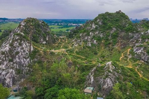 Ngỡ ngàng vẻ đẹp hoang sơ của 'cao nguyên đá' núi Trầm giữa lòng Hà Nội