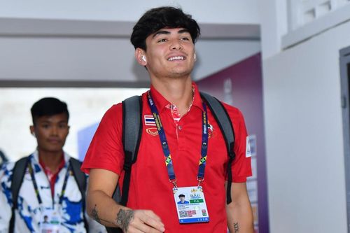 Yêu cầu giáo dục lại trung vệ Thái Lan vì ném HCB lên khán đài