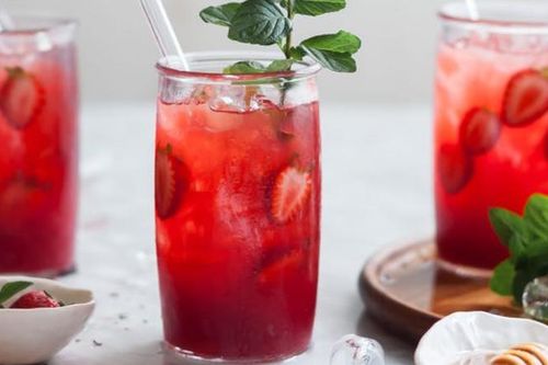 Cách làm trà dâu tây bụp giấm lạnh cho ngày nắng nóng