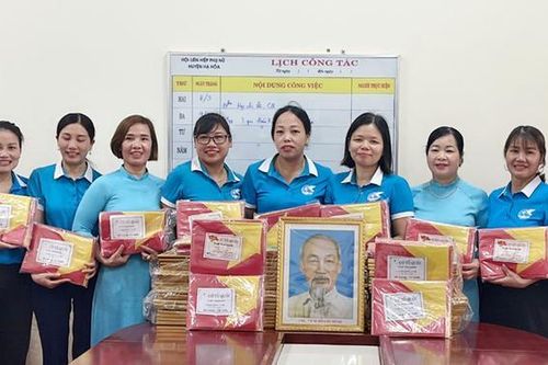 Phú Thọ: Tặng hơn 5.000 cờ Tổ quốc và ảnh Bác Hồ cho các hộ dân vùng biên giới tỉnh Lai Châu