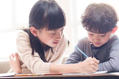 Ông bố kể chuyện con học cấp 1 được IELTS 6.0 gây tranh cãi