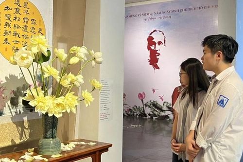 Trưng bày gần 40 tác phẩm Sen thư pháp kết hợp với thơ của Bác Hồ