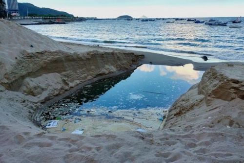 Nha Trang xử lý tình trạng cống nước thải bẩn chảy trực tiếp ra biển