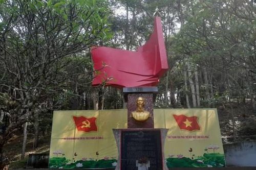 Đài tưởng niệm Bác Hồ tại Rừng Thông, một địa chỉ đỏ