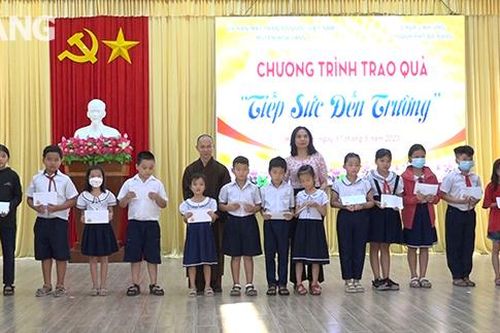 Trao tặng 107 triệu đồng cho học sinh nghèo, học sinh có thành tích xuất sắc trong học tập
