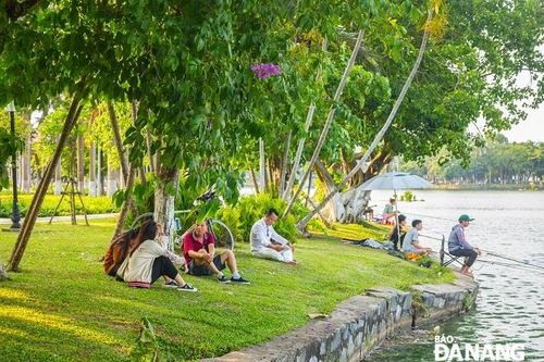 Người dân tìm nơi tránh nắng nóng