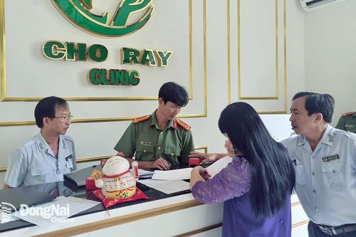 Đang làm việc với cơ quan chức năng, nhân viên thẩm mỹ viện lấy biên bản kiểm tra đi giấu