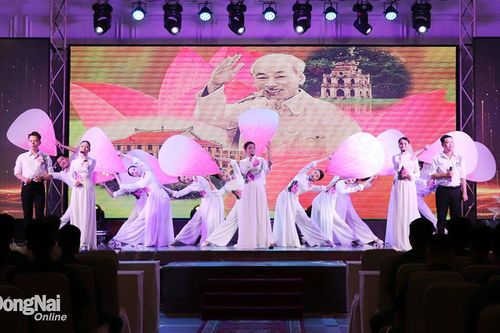 Chương trình nghệ thuật Bác Hồ một tình yêu bao la