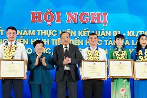 Nữ công nhân lao động có nhiều đổi mới, sáng tạo trong học tập và làm theo gương Bác