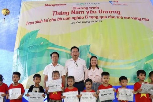 Tặng quà trị giá gần 200 triệu đồng cho người dân xã Nậm Chạc