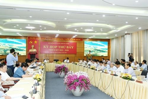 Kỳ họp thứ bảy Hội đồng lý luận Trung ương thảo luận nhiều ý kiến sát thực