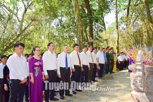 Đoàn đại biểu điển hình học tập và làm theo tấm gương Bác Hồ báo công tại Khu di tích Quốc gia đặc biệt Tân Trào
